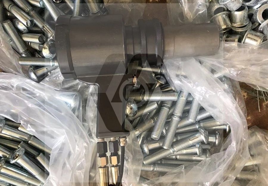 Structural rivets and lock bolts pneumatic hydraulic riveting tool